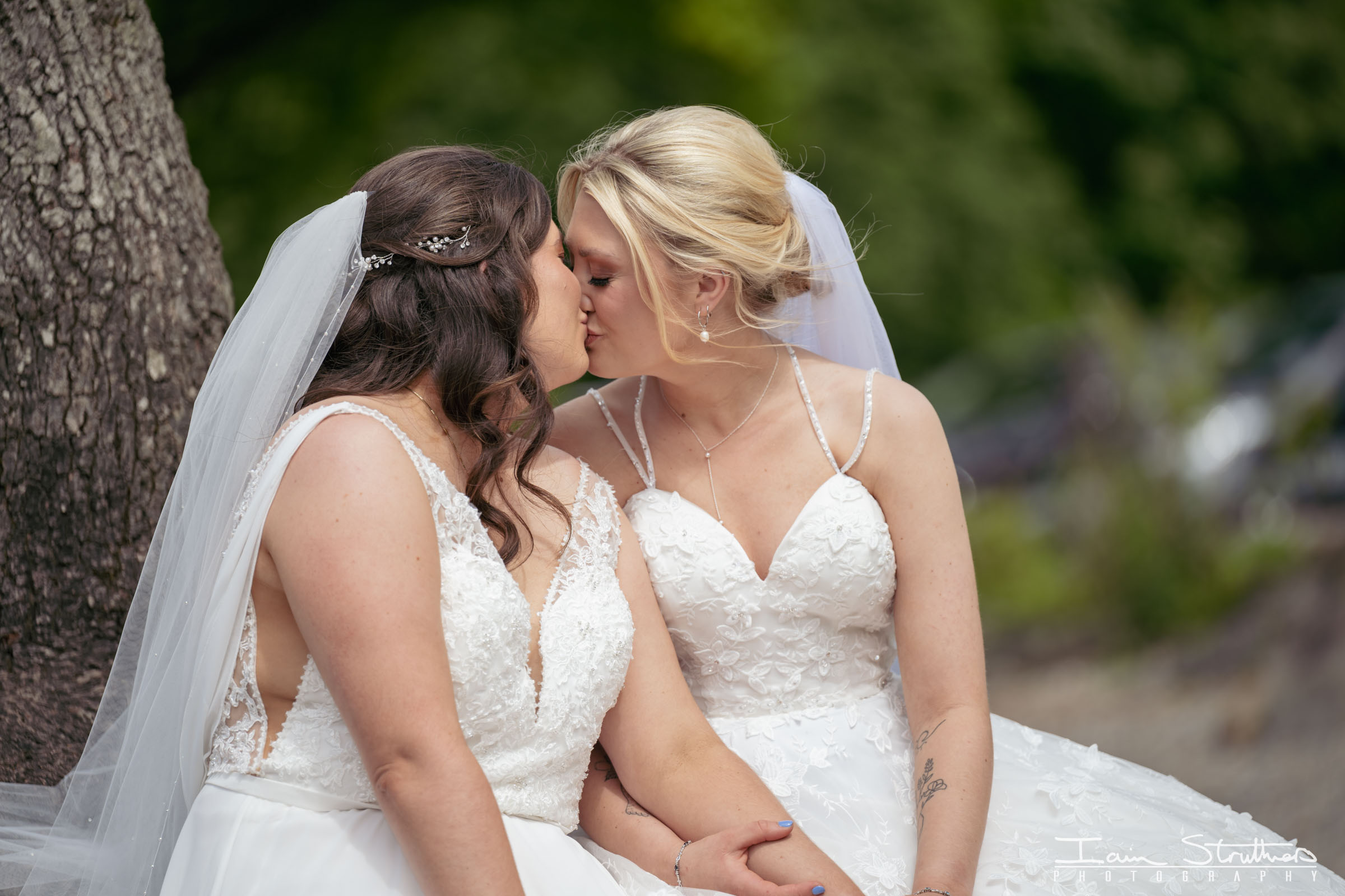 Laura & Lauren wedding photograph 24