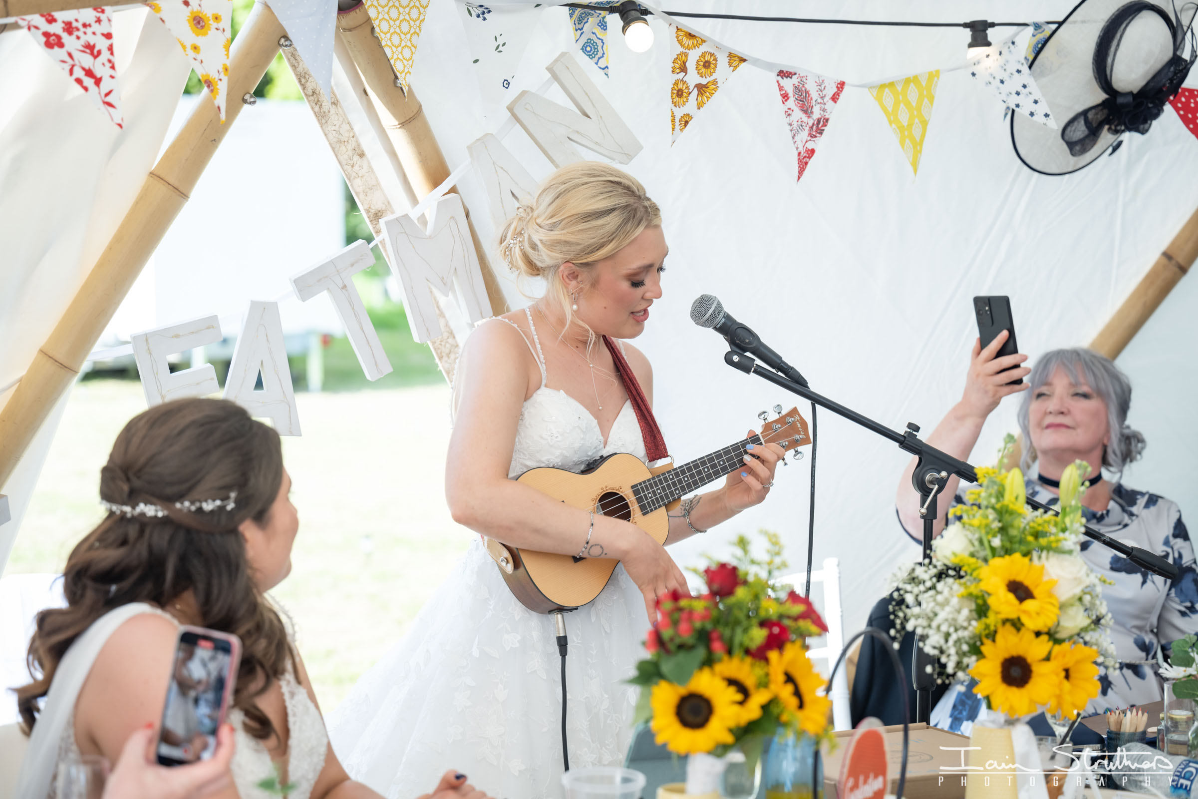 Laura & Lauren wedding photograph 44